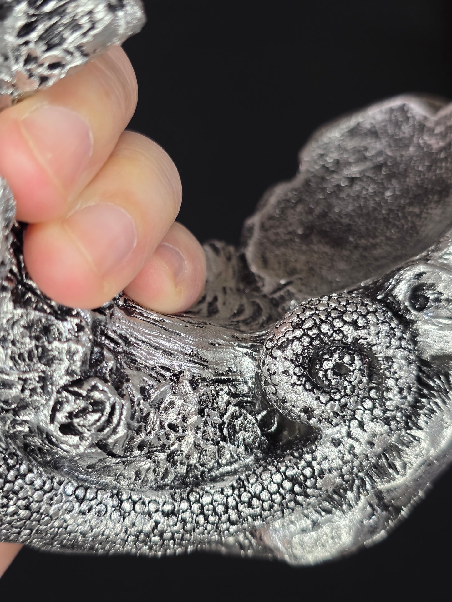 Resin Iguana Sphere Stand