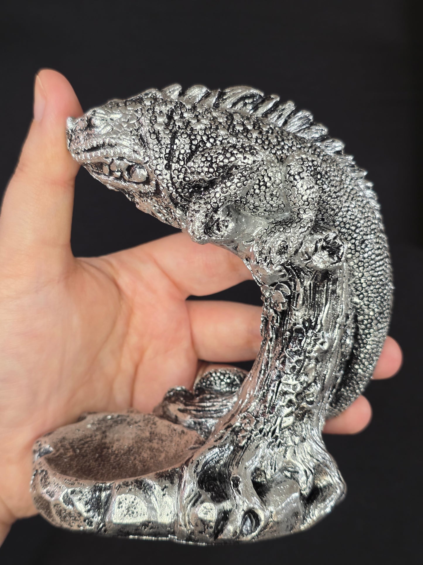Resin Iguana Sphere Stand